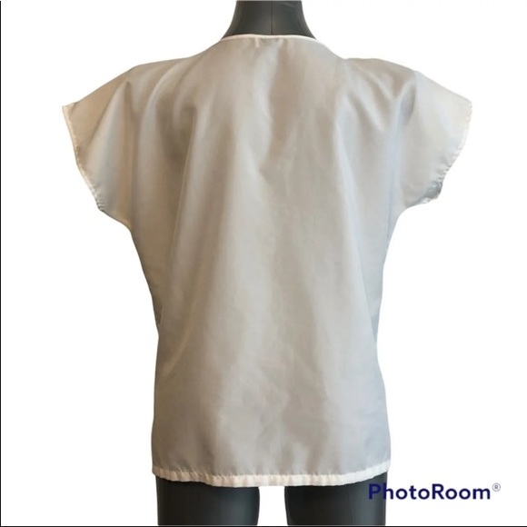 R&J brand White pleated woven blouse / shirt / top
Approximate size M Medium - Picture 6 of 7